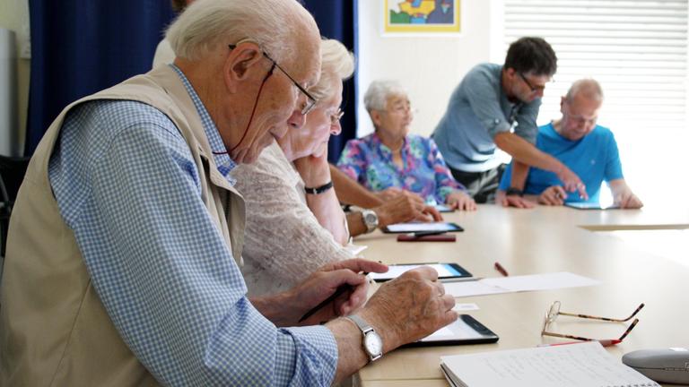 Immer mehr Senioren sind im Internet unterwegs.