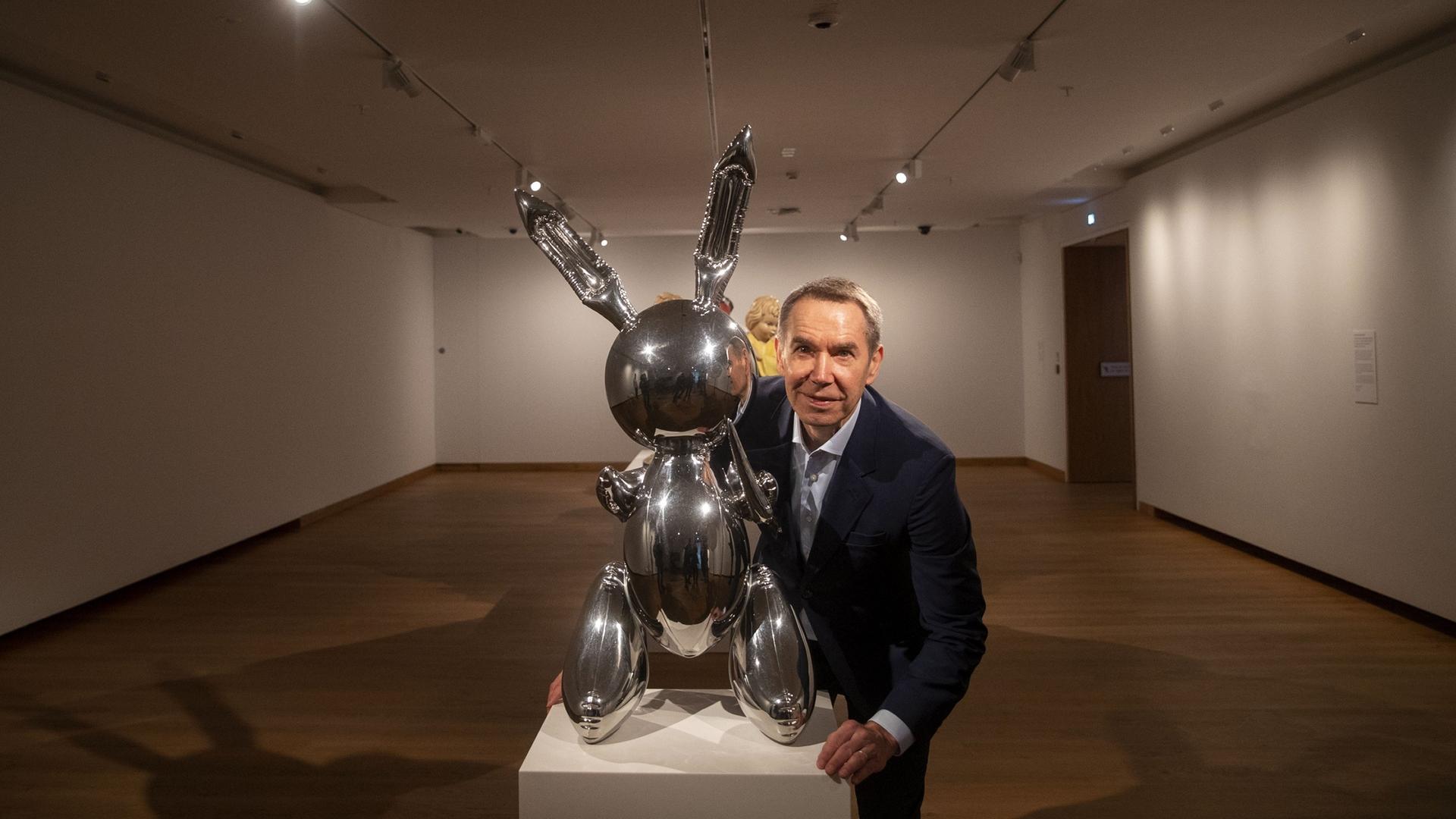 Jeff Koons neben seiner Skulptur "Rabbit". Archivbild