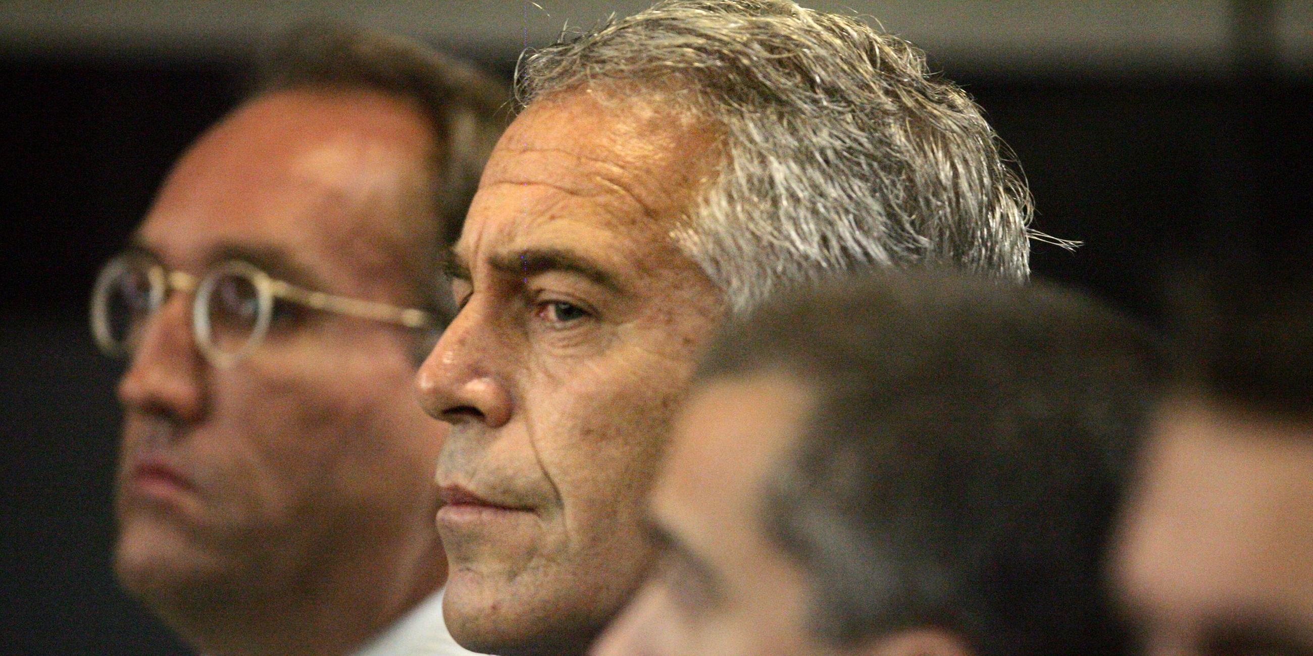 Jeffrey Epstein (Mitte). Archivbild