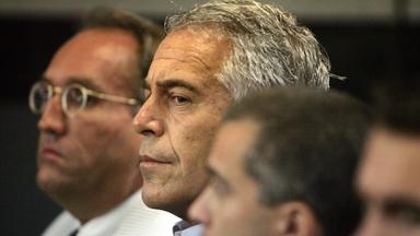 Jeffrey Epstein (Mitte). Archivbild
