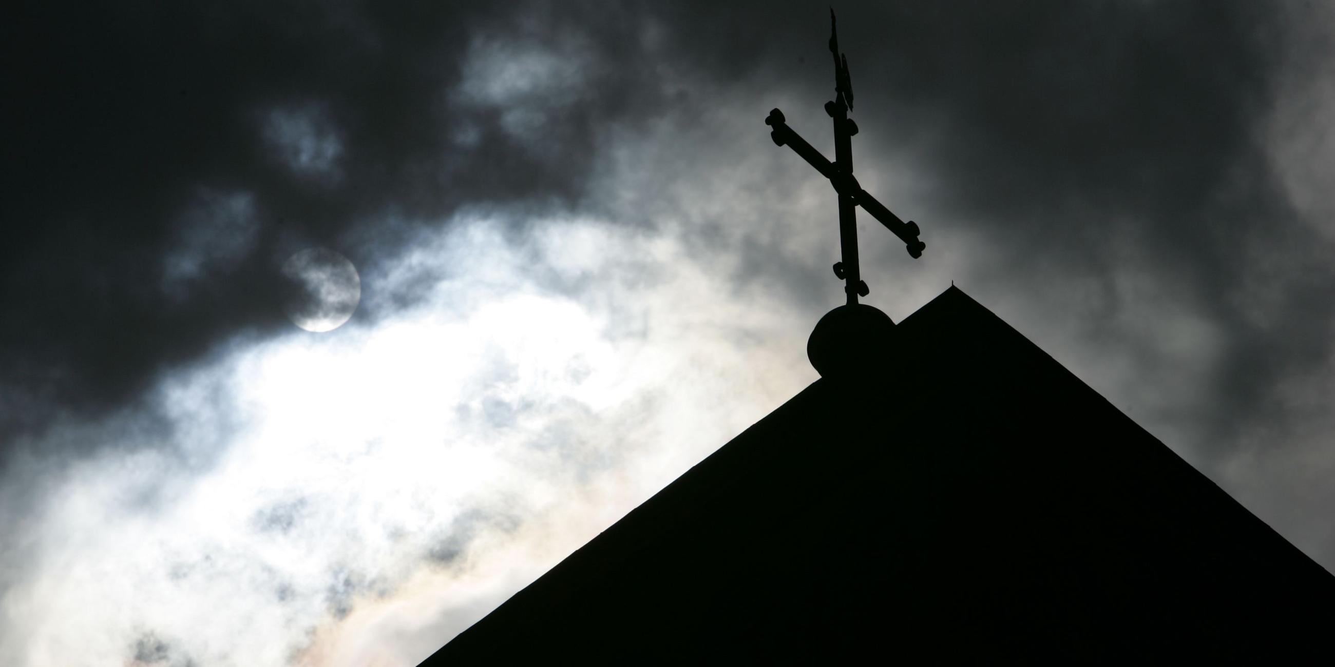 Kirche mit Kreuz. Symbolbild