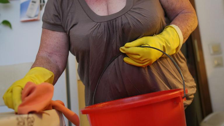 Laut einer Umfrage putzen Frauen häufiger als Männer. Archivbild