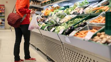 Lebensmittel im Supermarkt. Archivbild