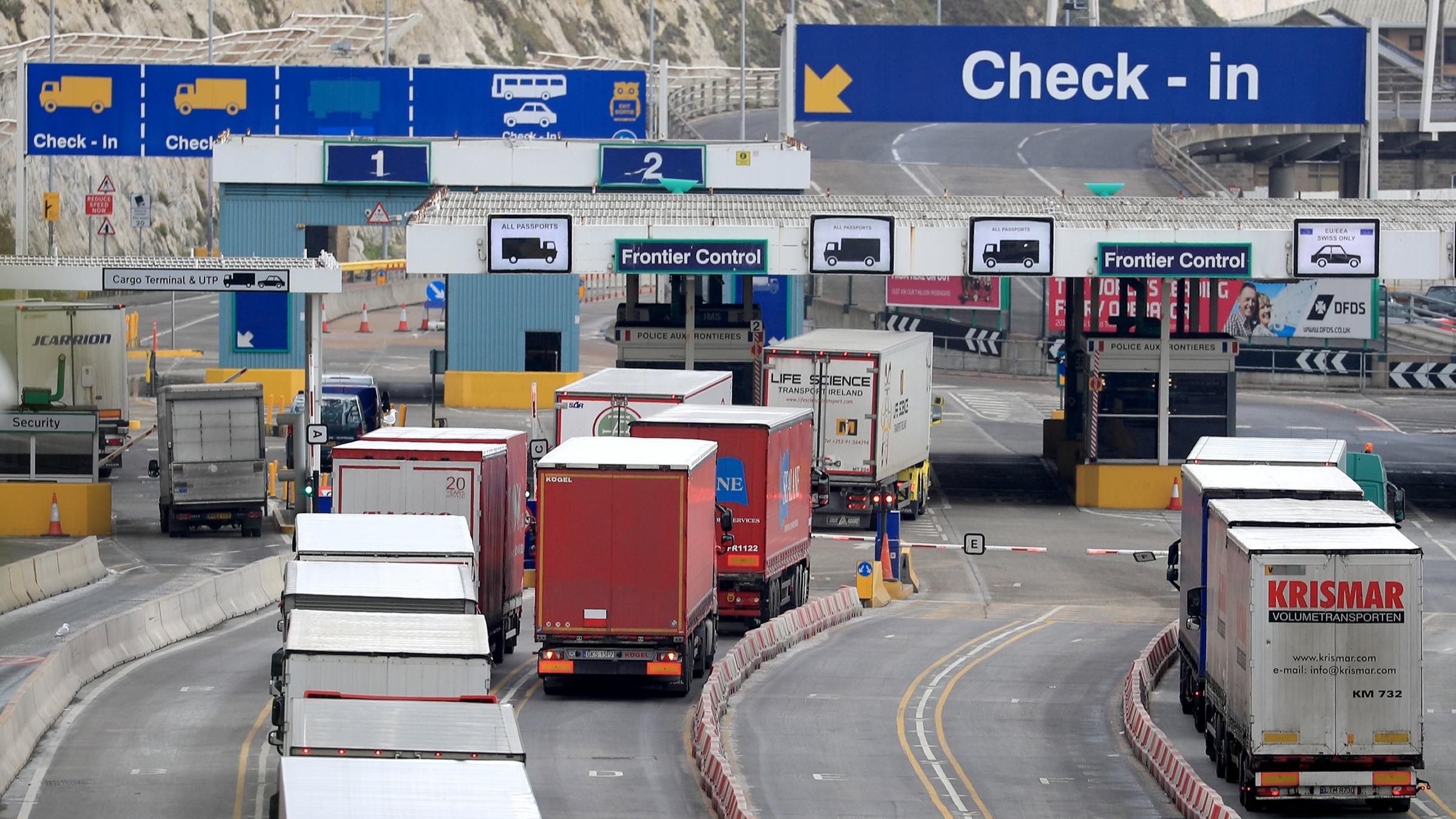 Lkw warten im Hafen von Dover. Archivbild