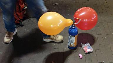 Mit Lachgas gefüllte Luftballons am Rembrandtplein in Amsterdam.