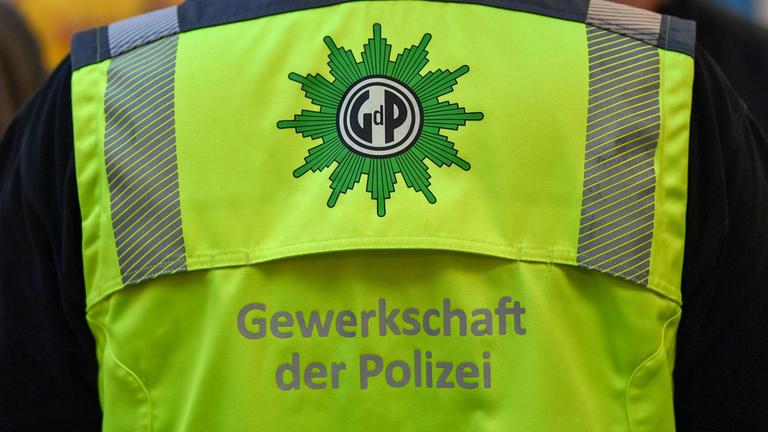 Mitglied der Gewerkschaft der Polizei.