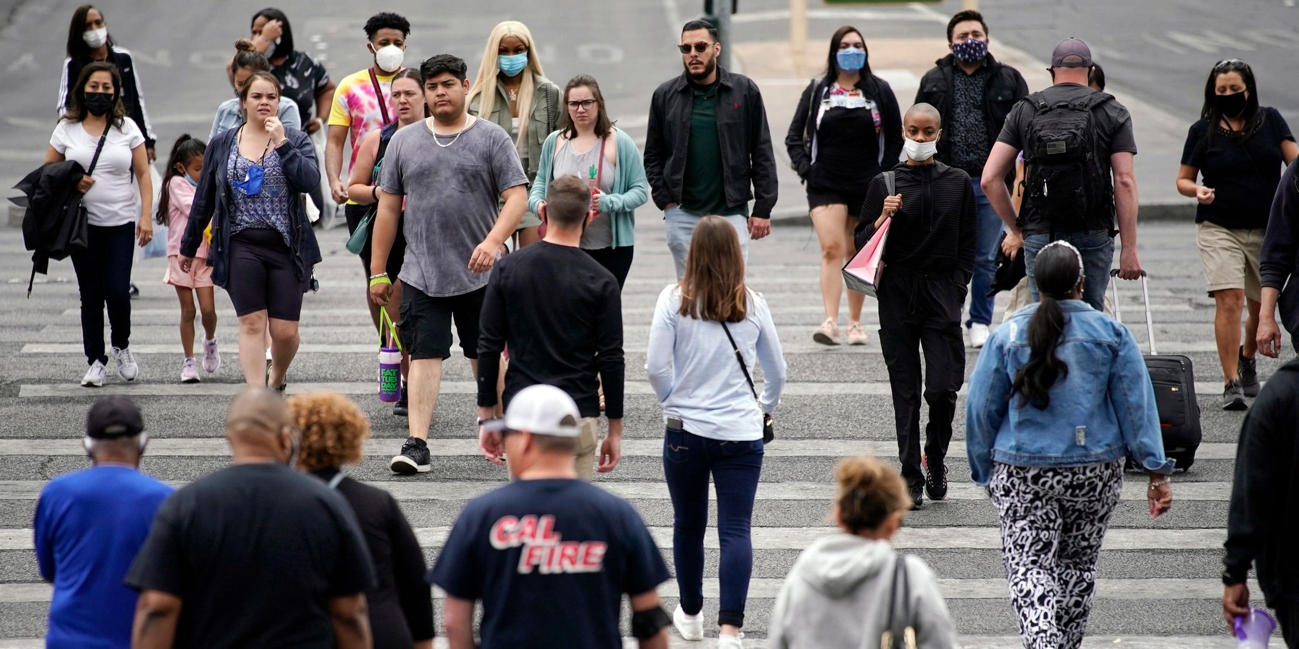 Passanten mit und ohne Maske auf dem Las Vegas Strip.