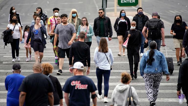 Passanten mit und ohne Maske auf dem Las Vegas Strip.