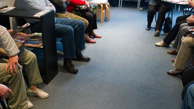Patienten im Wartezimmer einer Arztpraxis. Archivbild