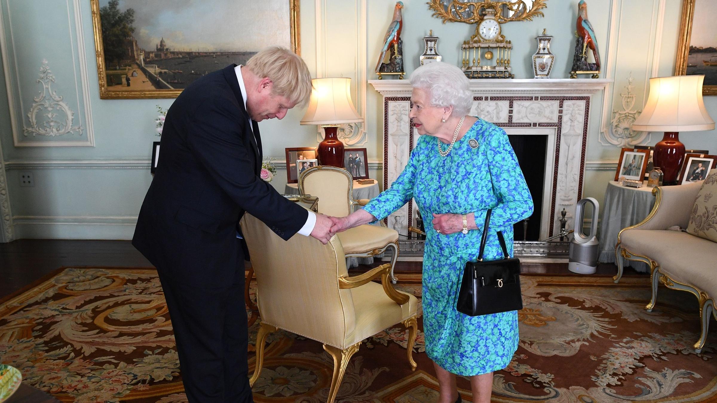 Queen Elizabeth II. begrüßt Premier Boris Johnson. Archivbild