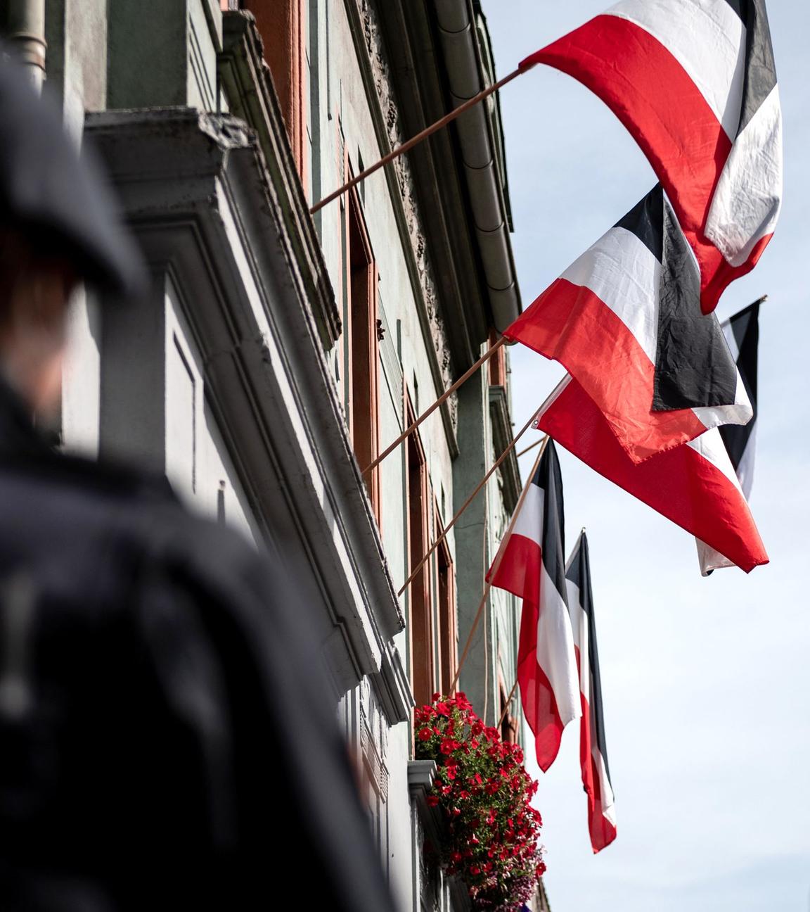 Reichsfahnen an Fenstern in Dortmund-Dorstfeld. Symbolbild