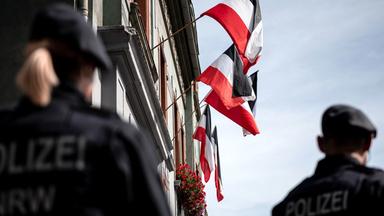 Reichsfahnen an Fenstern in Dortmund-Dorstfeld. Symbolbild