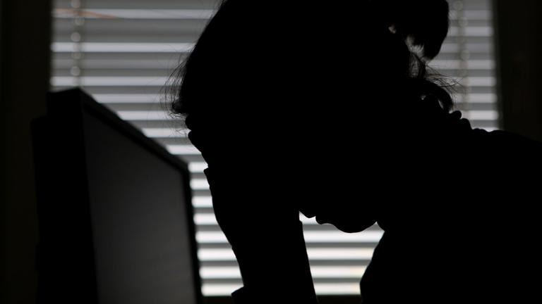 Schattenriss einer Frau. Symbolbild
