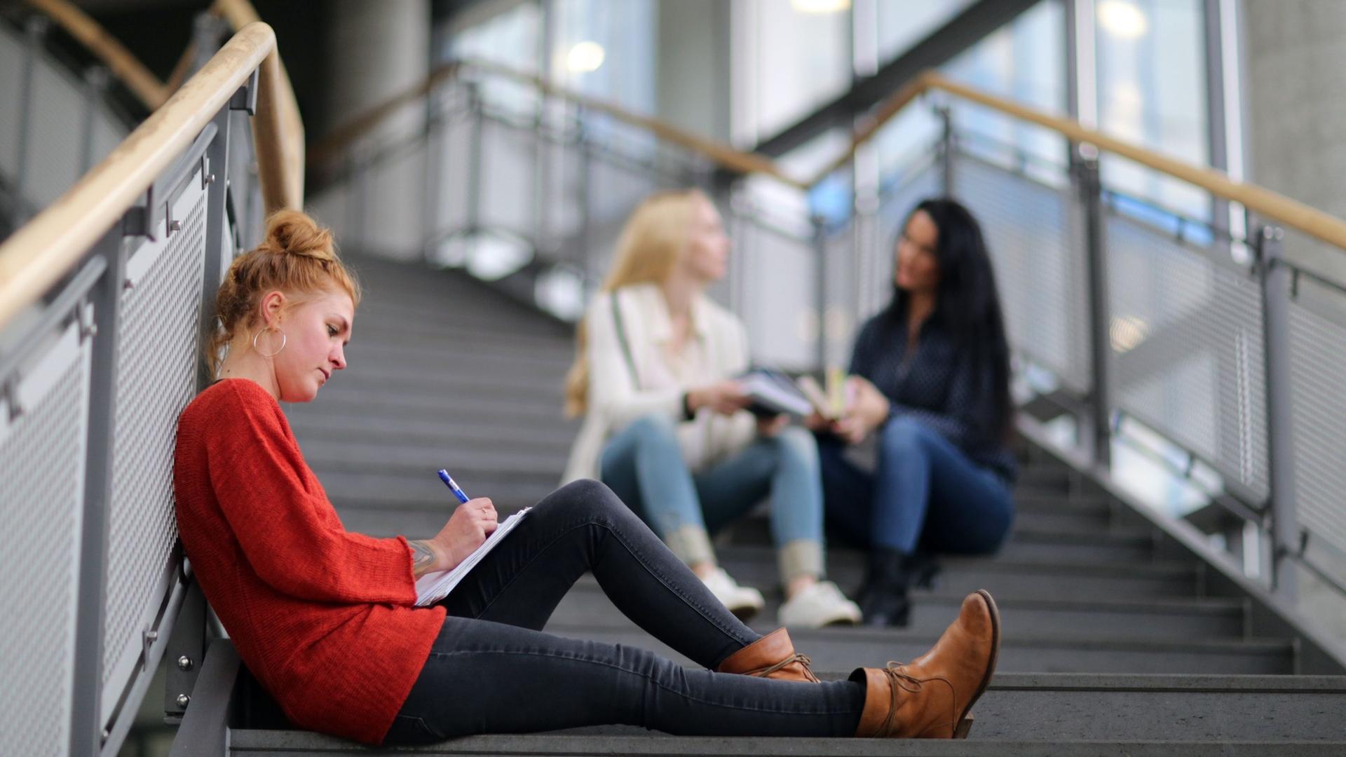 Studenten auf einer Treppe. Symbolbild