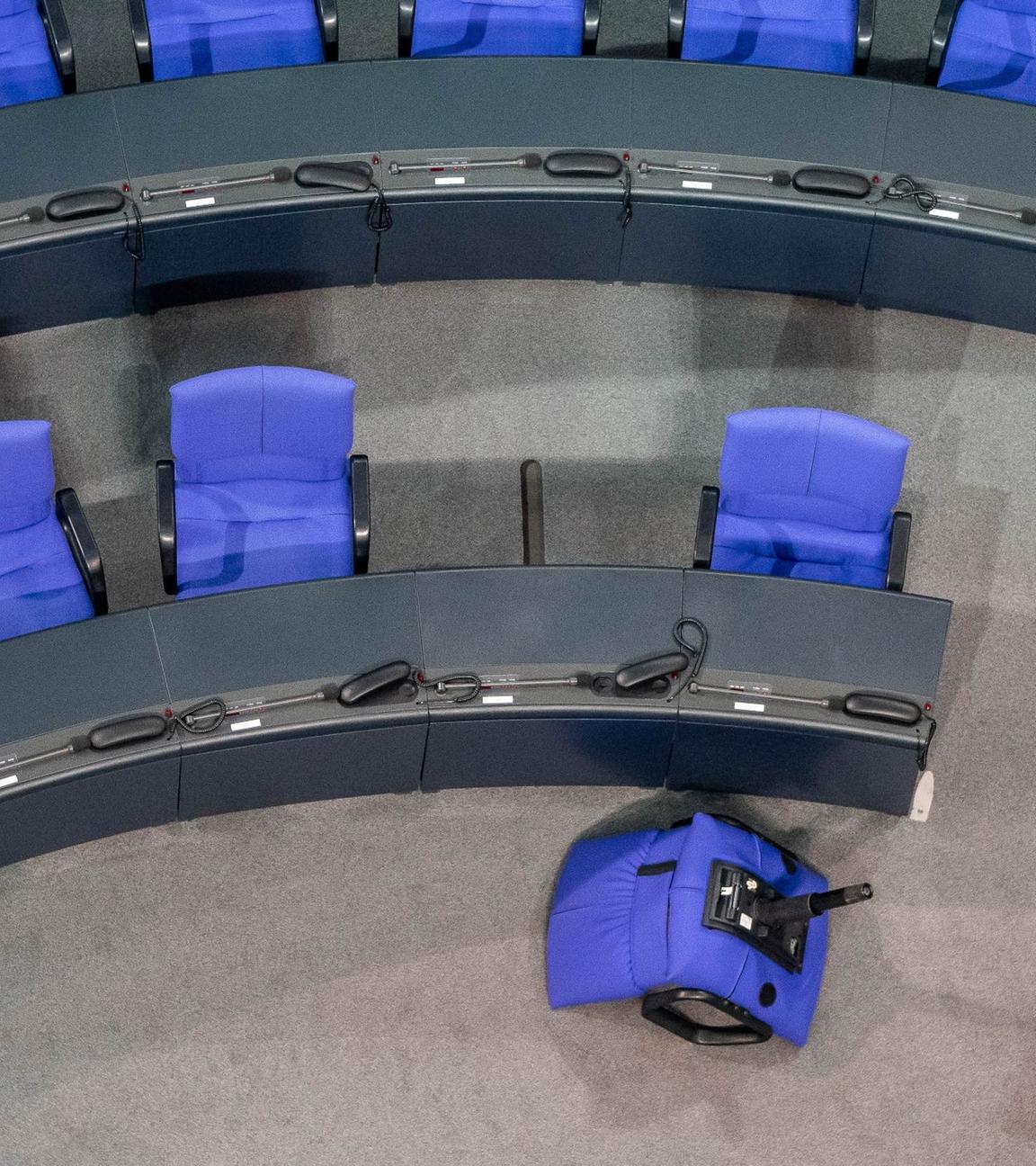 Stühle im Plenum des Deutschen Bundestages. Archivbild