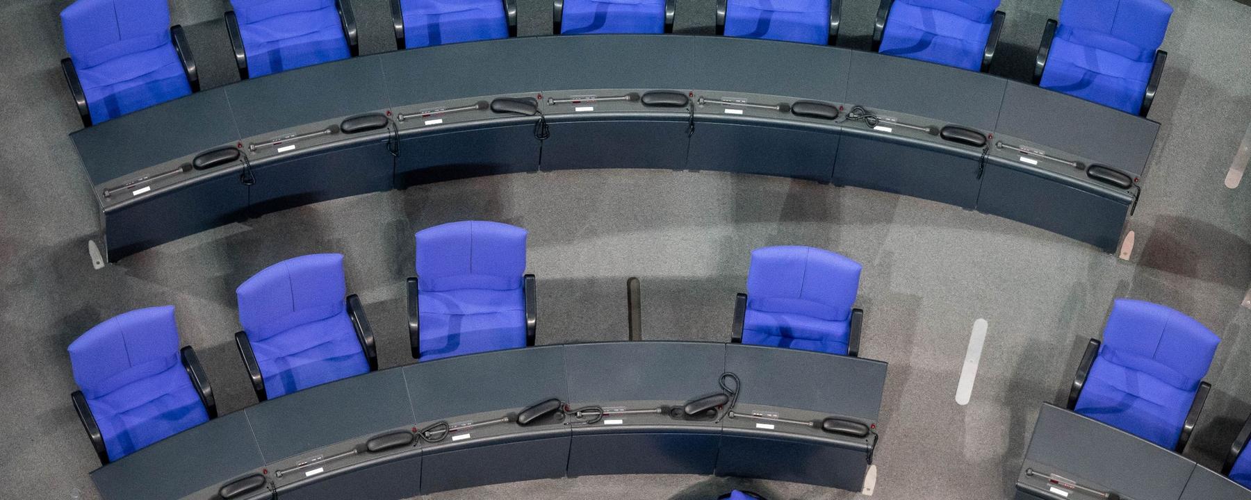 Stühle im Plenum des Deutschen Bundestages. Archivbild