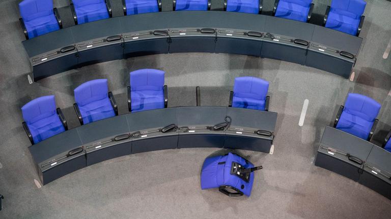 Stühle im Plenum des Deutschen Bundestages. Archivbild