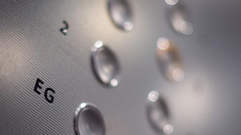 Tasten in einem Fahrstuhl.