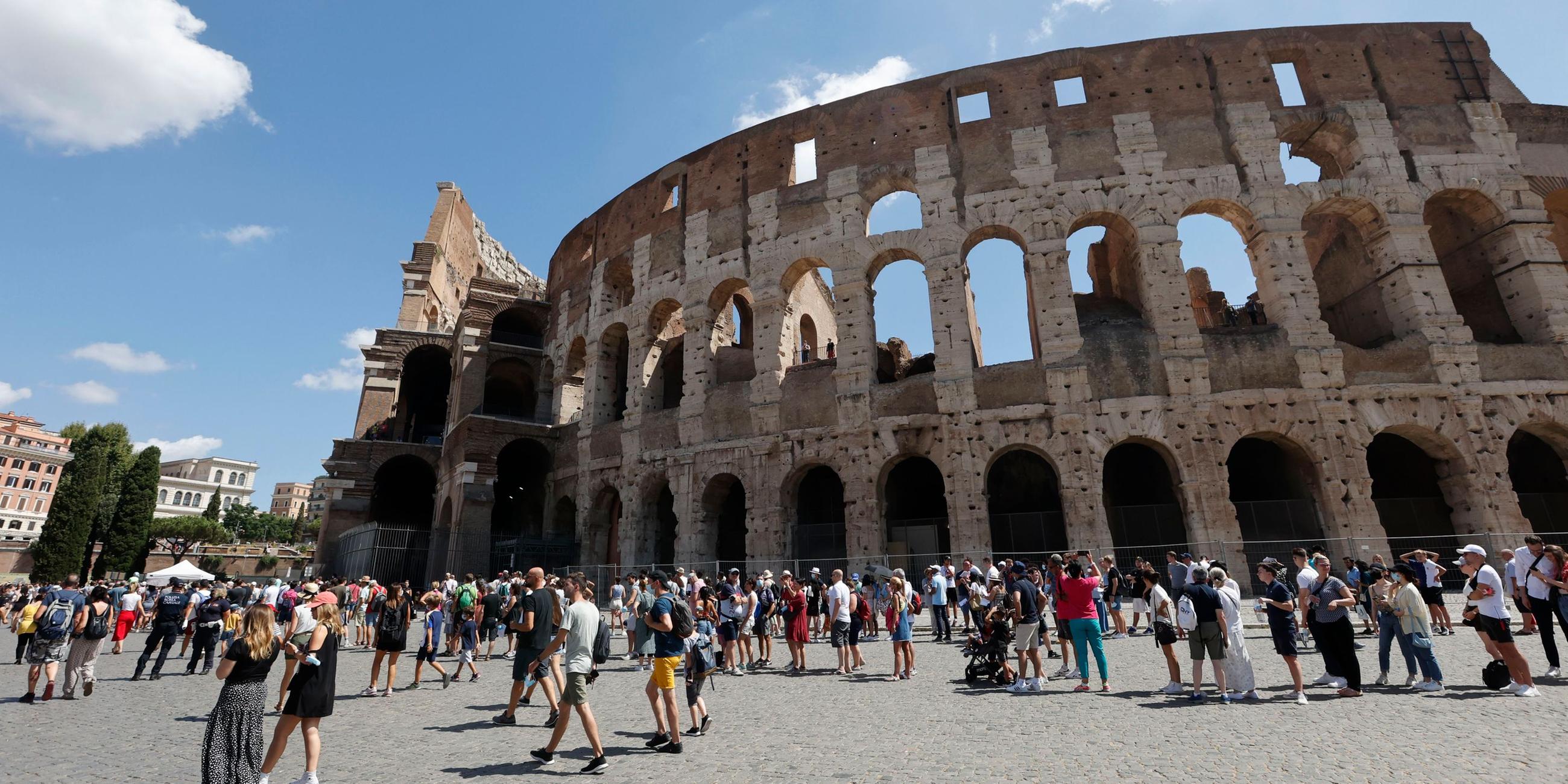 Touristen vor dem Kollosseum in Rom (Archiv)