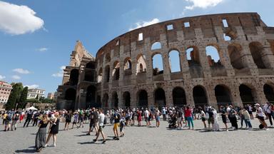 Touristen vor dem Kollosseum in Rom (Archiv)