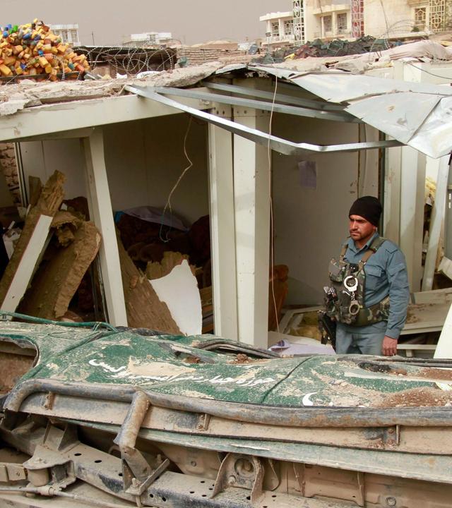 Trümmer nach einem Autobombenanschlag in Afghanistan.