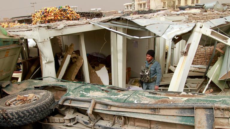 Trümmer nach einem Autobombenanschlag in Afghanistan.