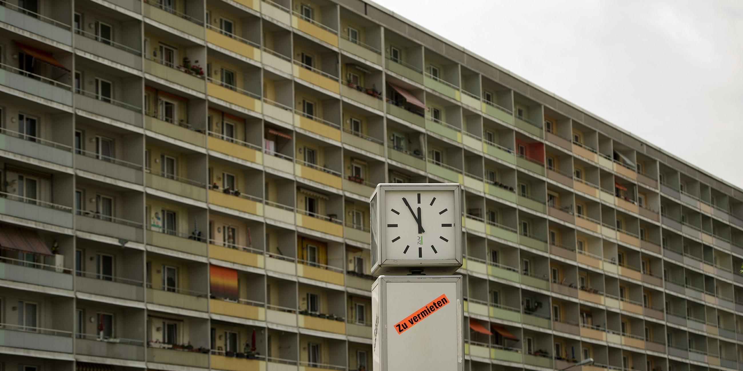 Uhr vor DDR-Plattenbau zeigt «Fünf vor Zwölf» an. Archivbild