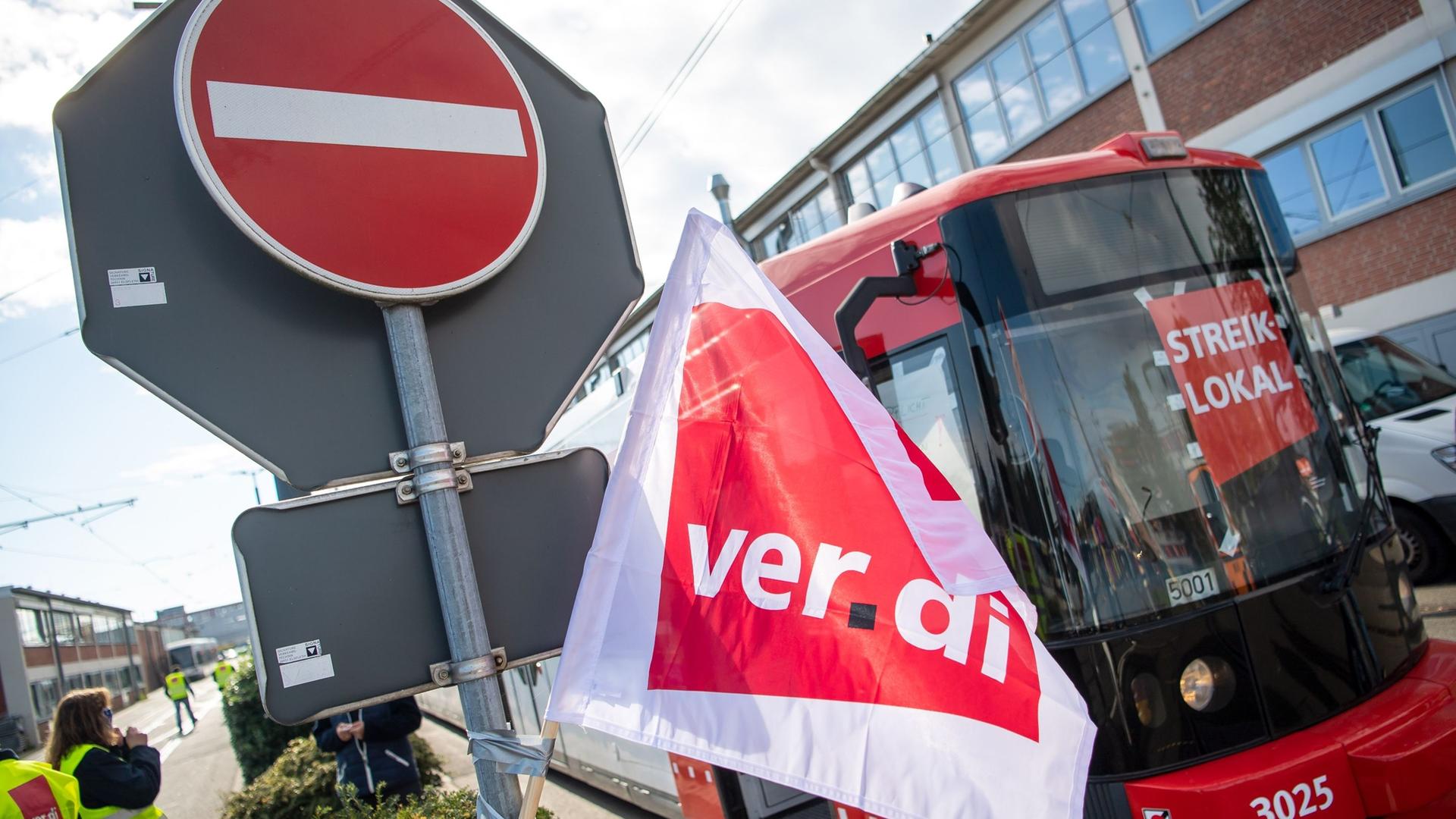 Verdi kündigt weitere Warnstreiks im ÖPNV an.