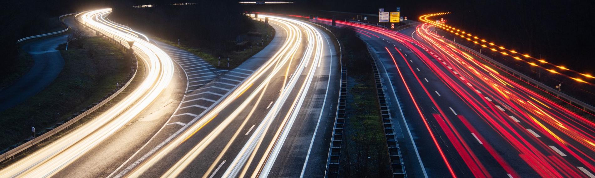 Verkehr auf einer Autobahn.
