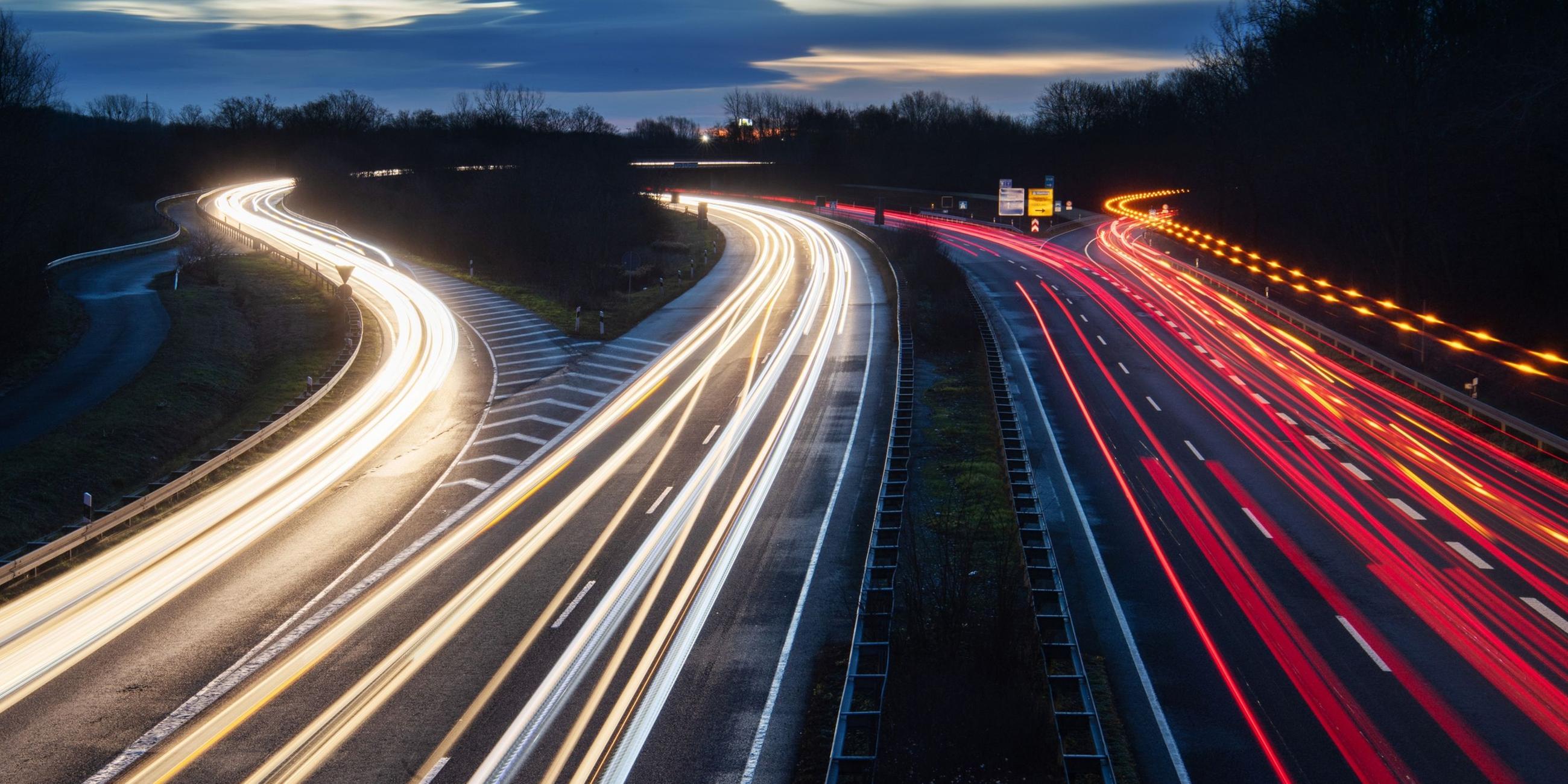 Verkehr auf einer Autobahn.