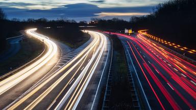 Verkehr auf einer Autobahn.