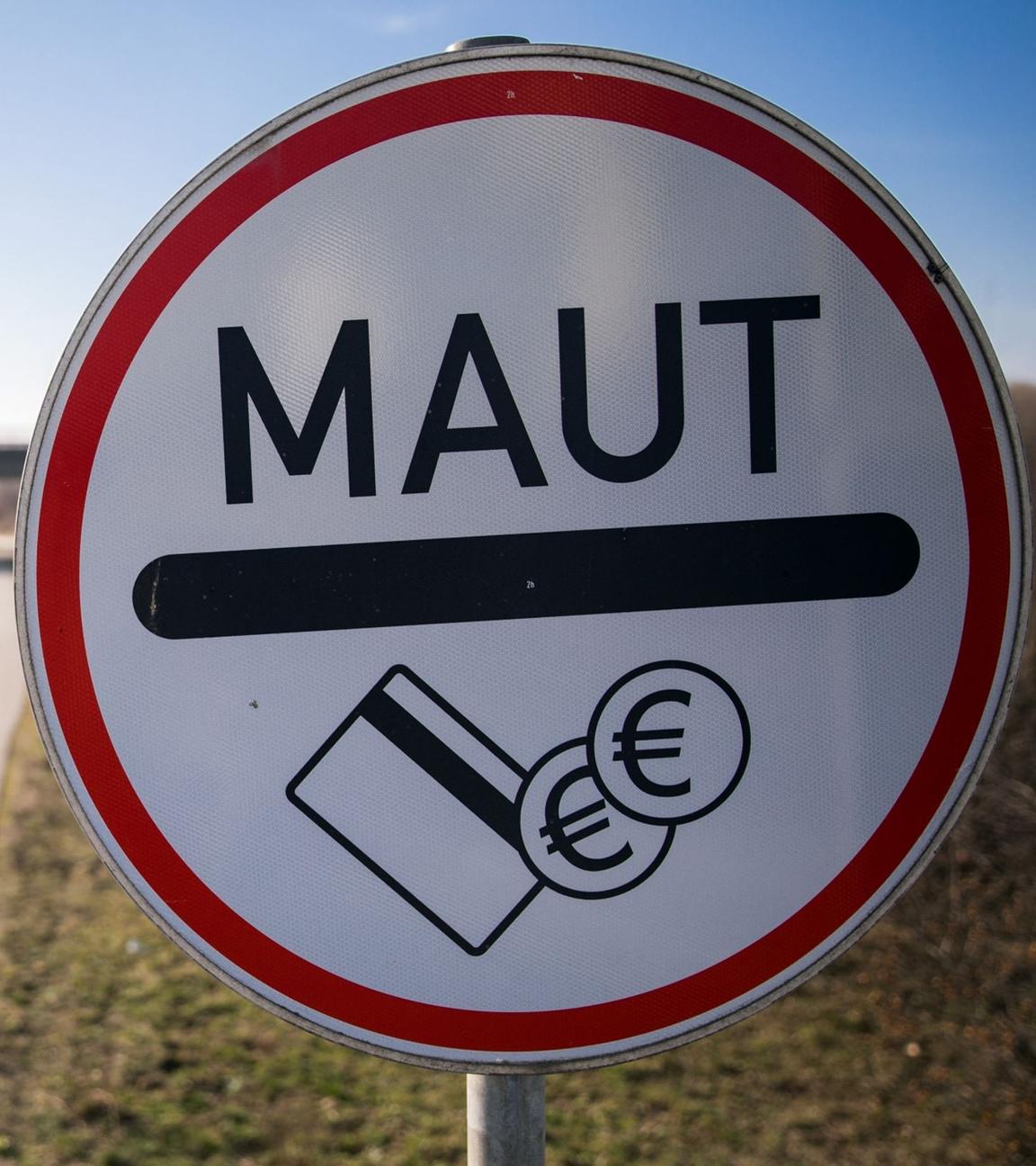Verkehrsschild weist auf die Maut hin. Symbolbild