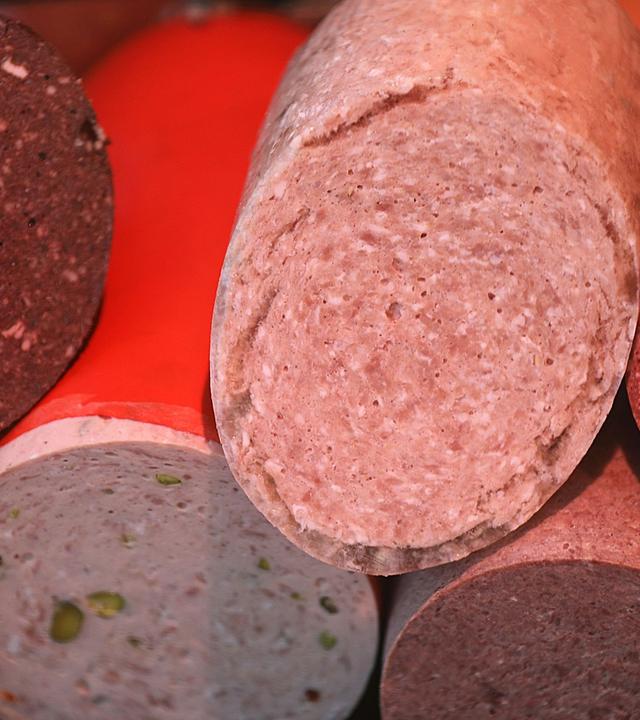 Wurst liegt in einer Metzgerei in der Auslage. Archivbild