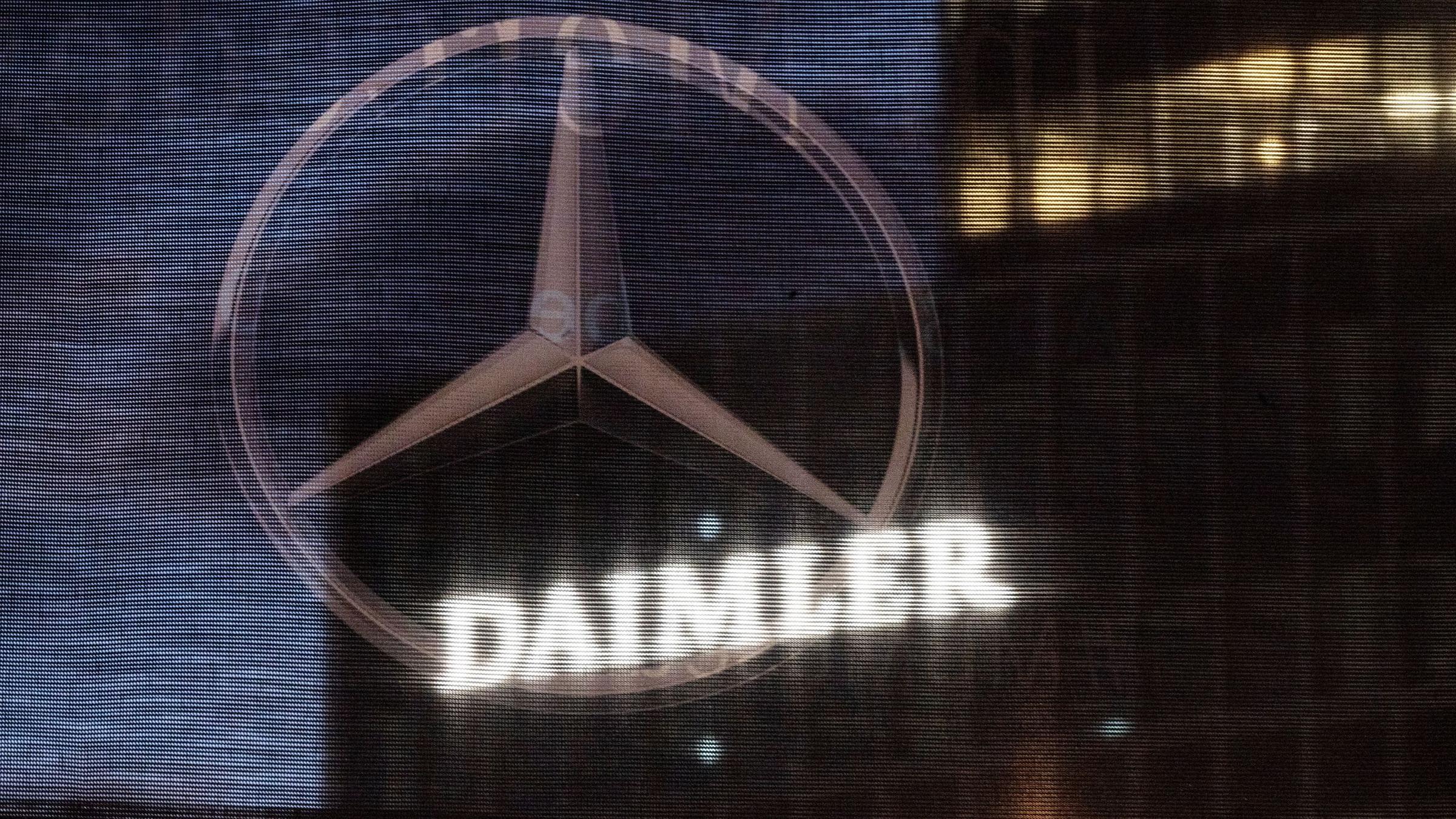 Zentrale der Daimler AG ist durch eine Flagge zu sehen. Symbol