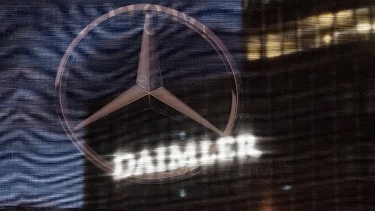 Zentrale der Daimler AG ist durch eine Flagge zu sehen. Symbol