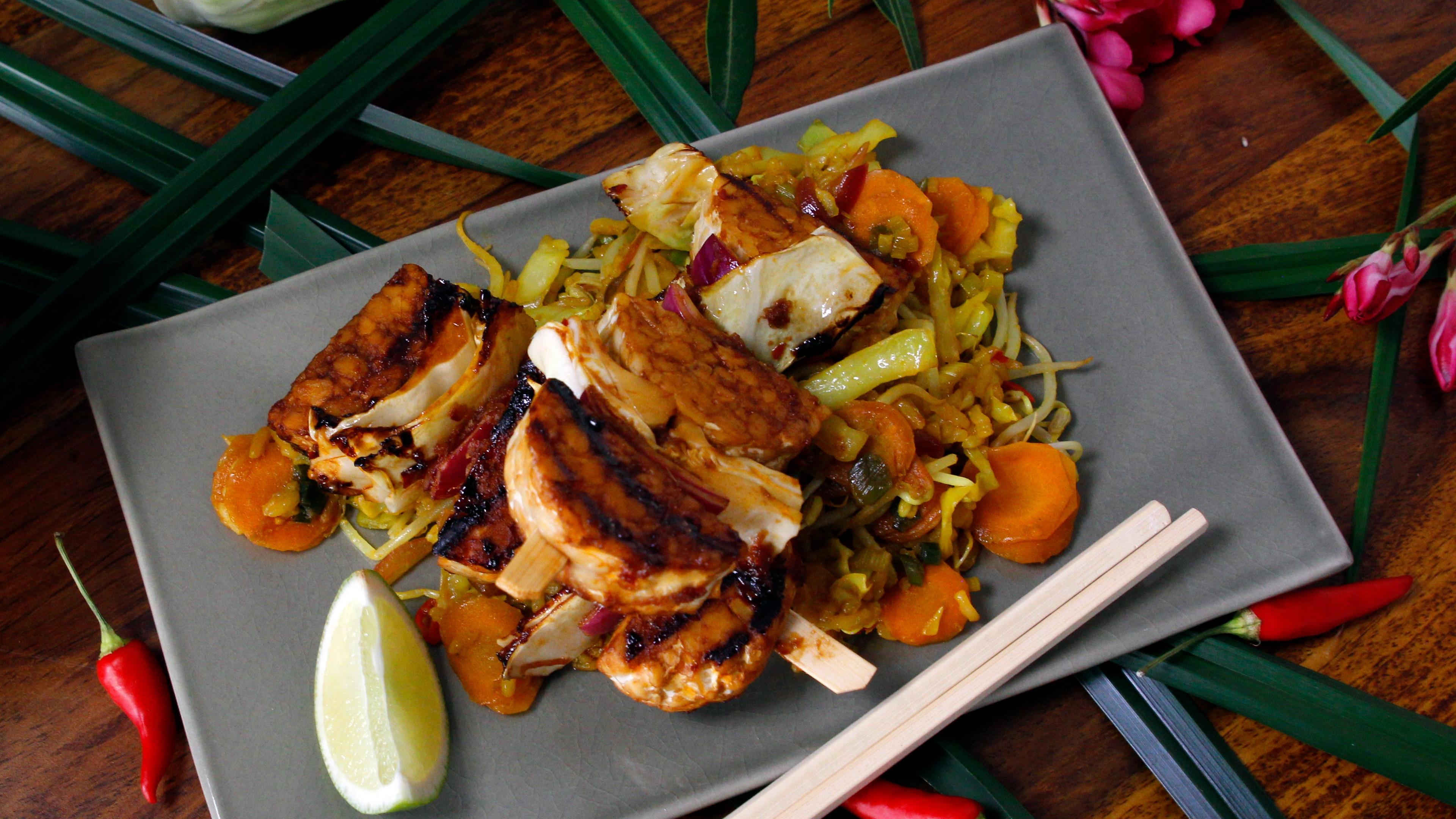 Tempeh-Spitzkohl-Spieße mit Nasi Goreng