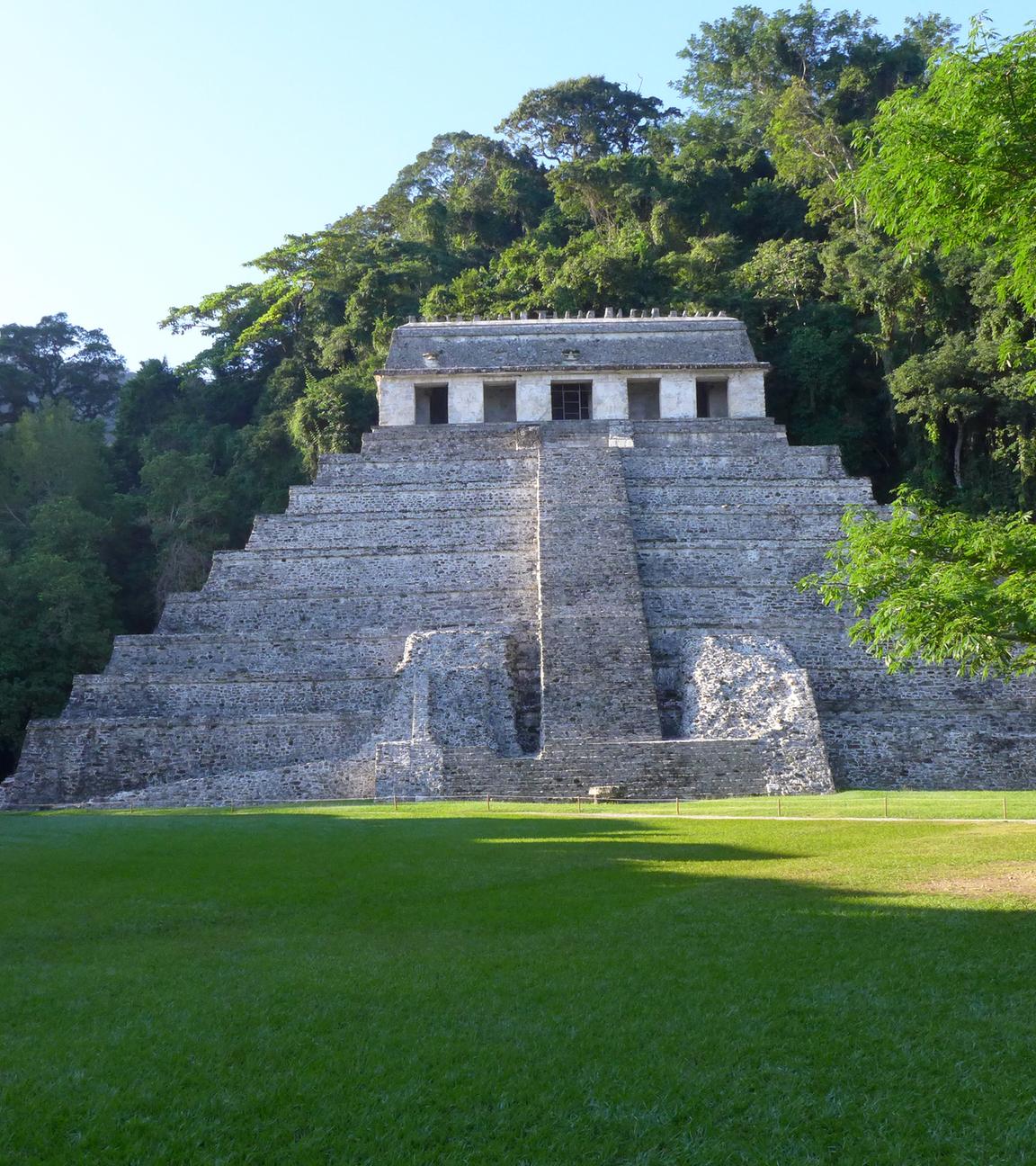 Mitten im Dschungel Mexikos steht der "Tempel der Inschriften". Vor ihm ist eine größere Wiesenfläche.