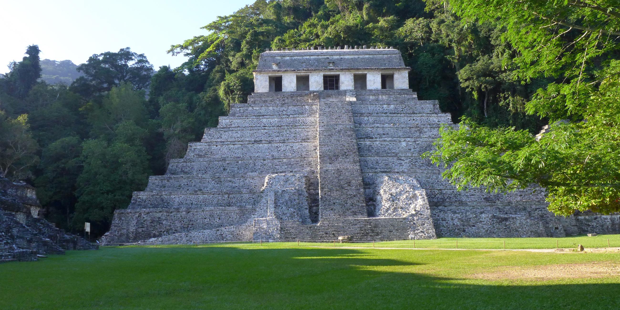 Mitten im Dschungel Mexikos steht der "Tempel der Inschriften". Vor ihm ist eine größere Wiesenfläche.