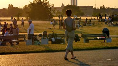 Abendliche Stimmung auf dem Tempelhofer Feld in Berlin.
