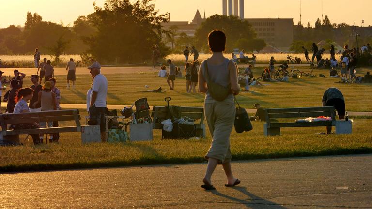 Abendliche Stimmung auf dem Tempelhofer Feld in Berlin.
