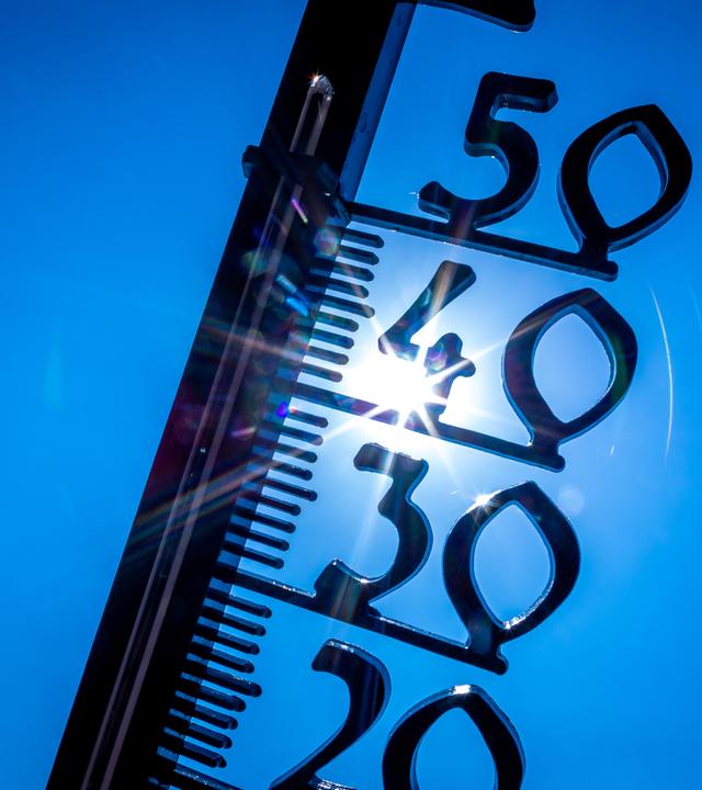  Ein Außenthermometer in einem Kleingarten zeigt die Temperatur von knapp 40 Grad an.  In Europa sind die Temperaturen in den vergangenen 30 Jahren mehr als doppelt so schnell gestiegen wie im globalen Durchschnitt.