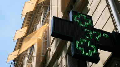Auf einem Schild vor einer Pariser Apotheke wird eine Temperatur von 37 Grad Celsius am 21.06.2026 in Paris angezeigt.
