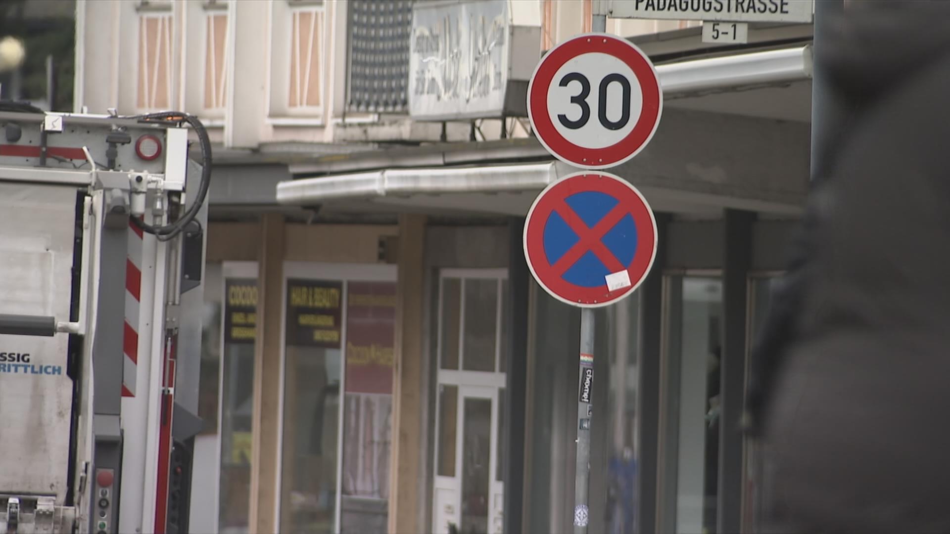 Auf dem Bild ist ein Geschwindigkeitsbegrenzungsschild mit 30 kmh zu sehen.
