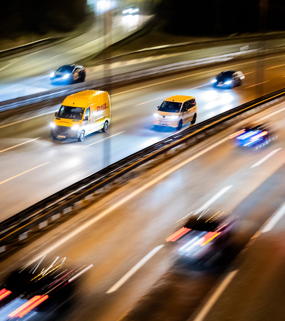 16.03.2026, Berlin: Morgendlicher Autoverkehr auf der A100. Die Internationale Energieagentur (IEA) rät angesichts der Ölkrise infolge des Iran-Kriegs zu Verbrauch senkenden Maßnahmen für Industrie und Bevölkerung