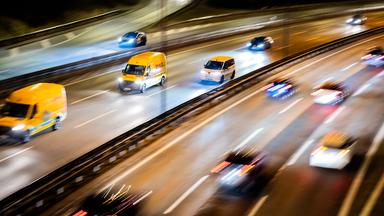 16.03.2026, Berlin: Morgendlicher Autoverkehr auf der A100. Die Internationale Energieagentur (IEA) rät angesichts der Ölkrise infolge des Iran-Kriegs zu Verbrauch senkenden Maßnahmen für Industrie und Bevölkerung