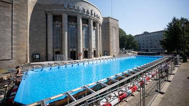 Volksbühne wird zum "Volksbad": Planschen als Protest