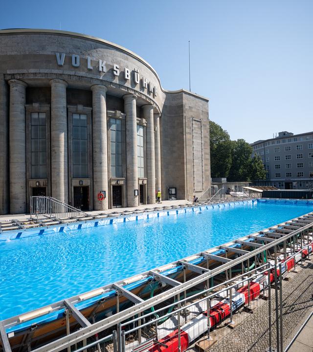 Temporärer Pool vor der Volksbühne