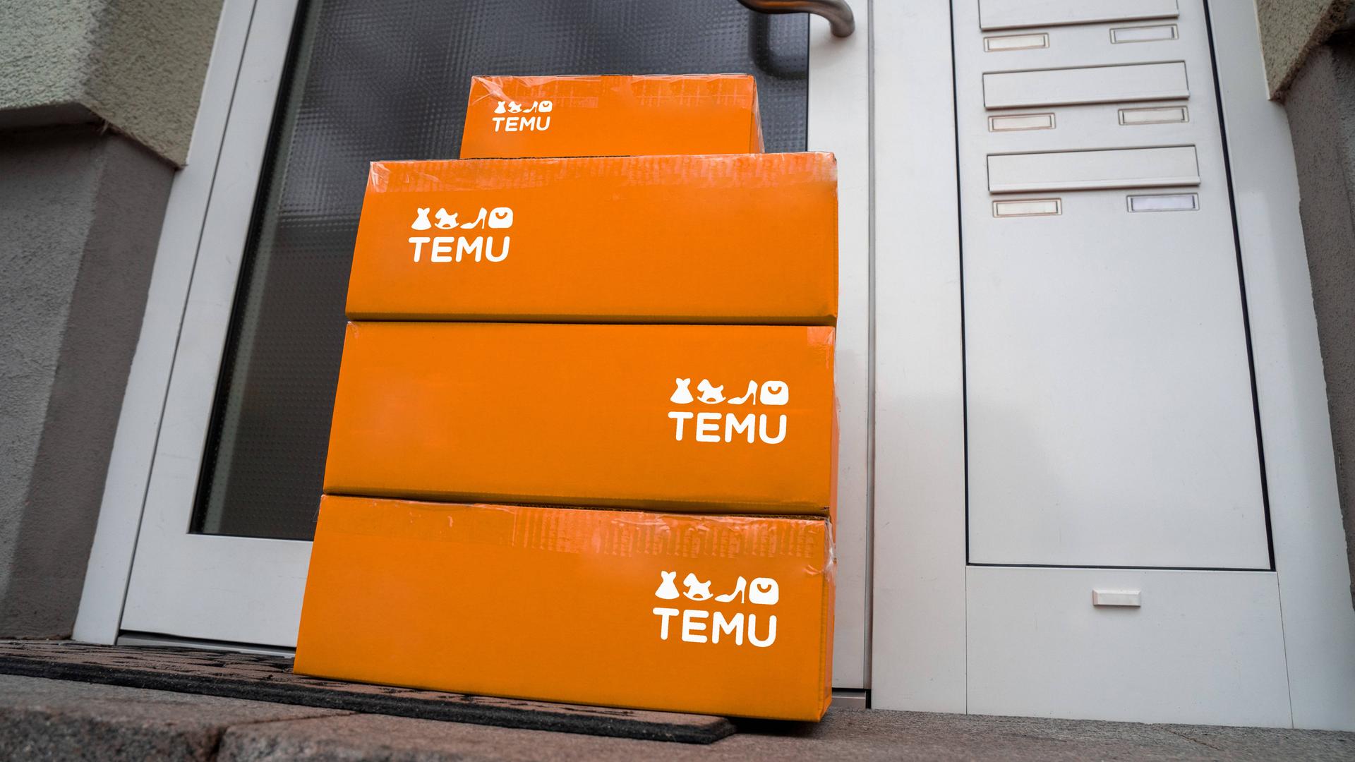 Temu-Pakete vor einer Haustür
