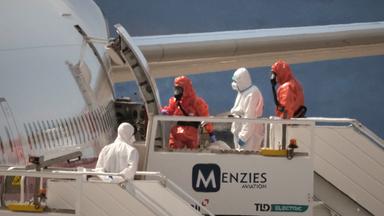 Ein Passagier in weißer Schutzkleidung besteigt auf dem Flughafen von Teneriffa ein spanisches Regierungsflugzeug, nachdem er das vom Hantavirus befallene Kreuzfahrtschiff MV Hondius verlassen hat.