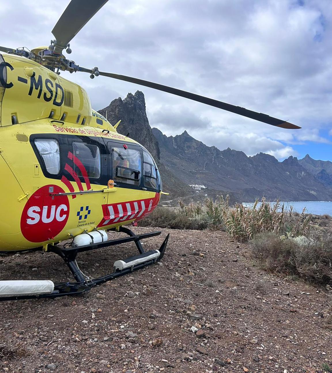 08.11.2025, Spanien, Playa del Roque de las Bodegas: Ein Helikopter von dem kanarischen Rettungsdienst (SUC) steht in der Nähe vom Strand von Roque de Las Bodegas.